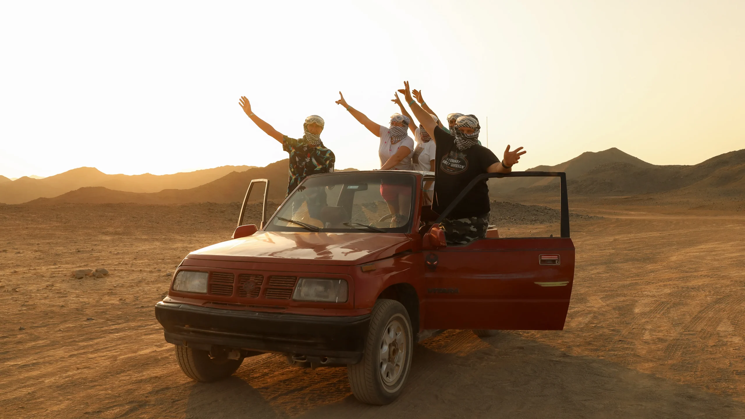 star gazing safari group of tourist in golden safari tour photo by falcon photography.webp